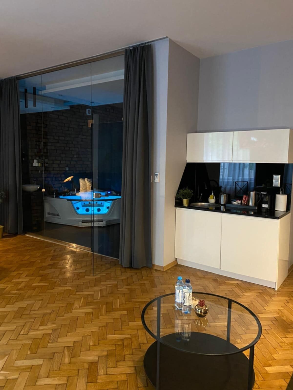 Superior Studio Suite, 1 Queen Bed with Sofa bed, Jetted Tub | Private kitchen | Fridge, coffee/tea maker, electric kettle, freezer