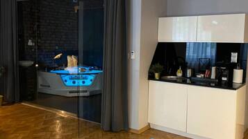 Superior Studio Suite, 1 Queen Bed with Sofa bed, Jetted Tub | Private kitchen | Fridge, coffee/tea maker, electric kettle, freezer