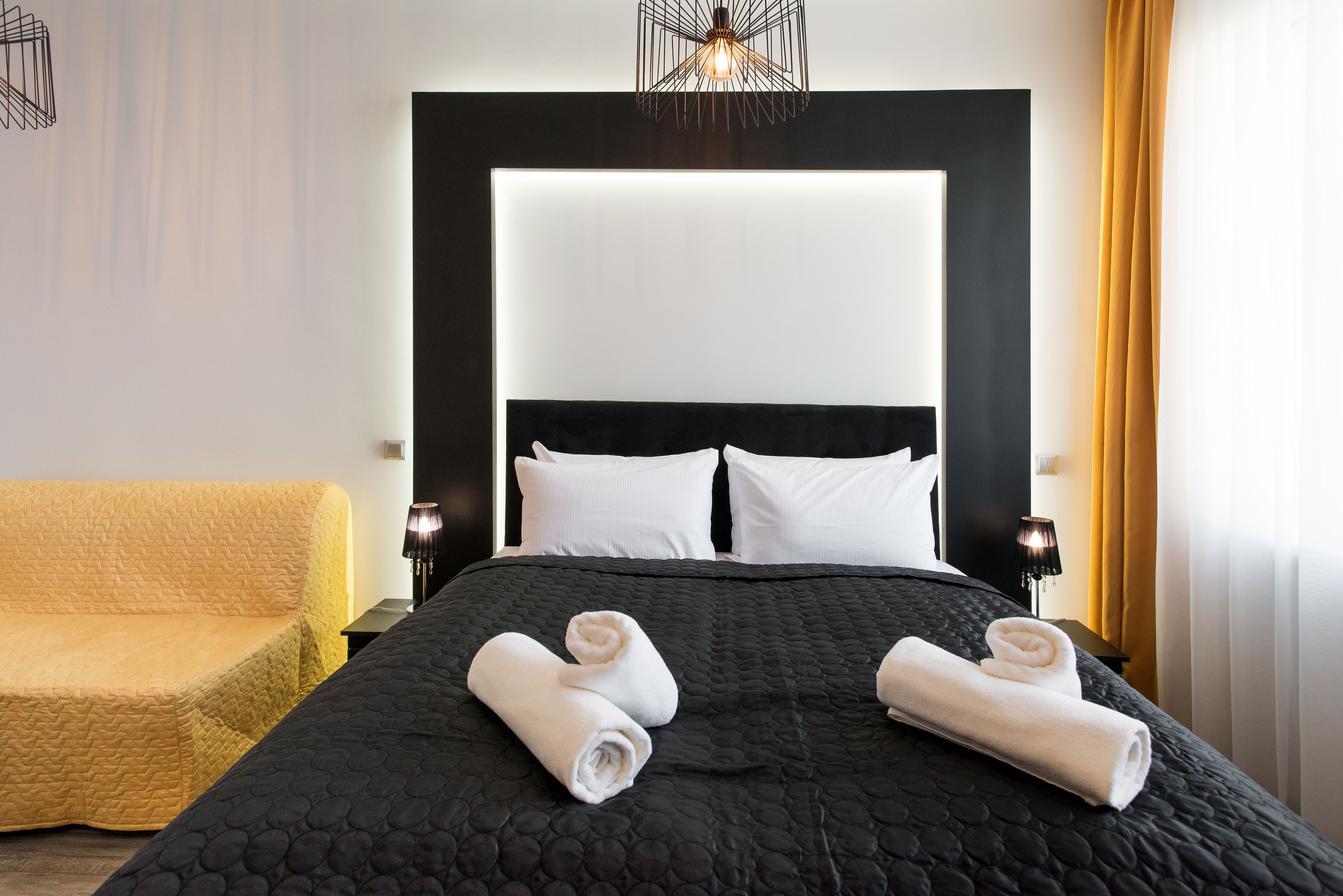 Kahden hengen superior-huone, 1 parisänky ja vuodesohva, oma kylpyhuone | Kannettavalle tietokoneelle sopiva työtila, äänieristys