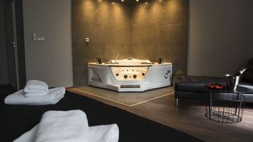 Deluxe Studio Suite, 1 Queen Bed, Jetted Tub | Jetted tub