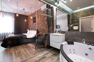 Kamar Double Deluks, 1 Tempat Tidur Queen, hot tub | Ruang kerja ramah laptop, kedap suara, dan setrika/meja setrika