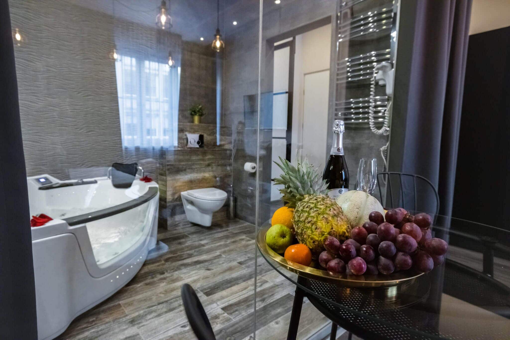 Deluxe Double Room, 1 Queen Bed, Hot Tub | Laptop workspace, soundproofing, iron/ironing board, free WiFi