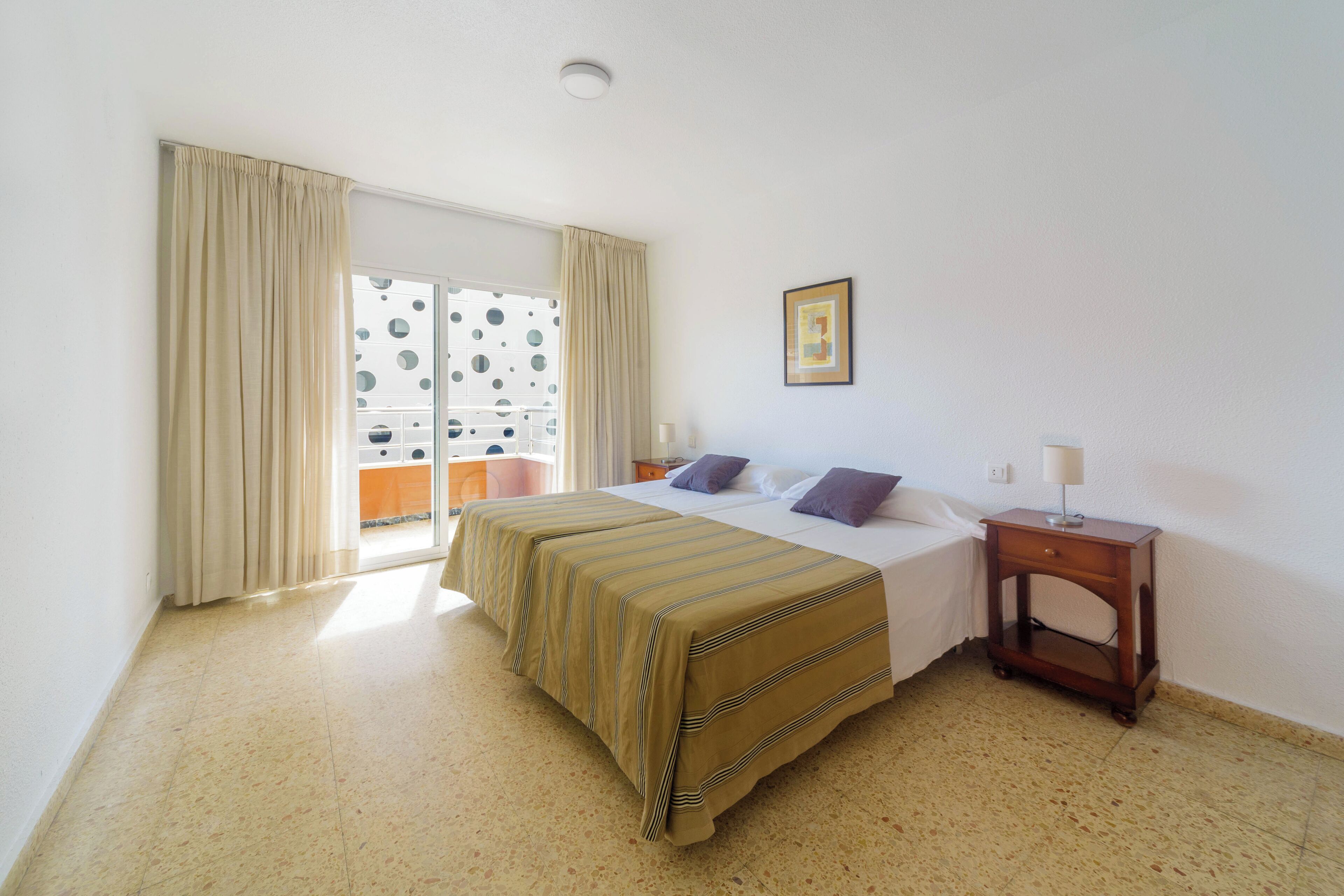 Escritorio, espacio para trabajar con laptop y cuna de viaje 