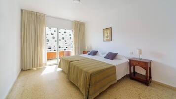 Escritorio, espacio para trabajar con laptop y cuna de viaje