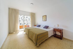 Apartment, 3 Schlafzimmer, Balkon, Stadtblick | Schreibtisch, laptopgeeigneter Arbeitsplatz, Reisekinderbett