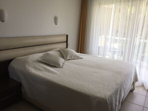 Habitación doble | Caja de seguridad en la habitación, escritorio y insonorización 