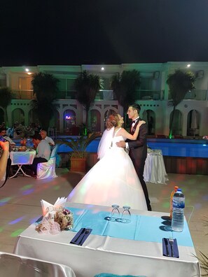منطقة خارجية لإقامة حفلات الزفاف