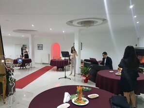 供应早餐和晚餐