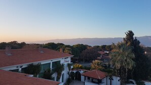 Zona residencial con un edificio blanco identificado como 