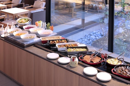 Desayuno buffet diario (JPY 2750 por persona)