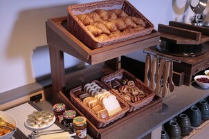 Un buffet con diversi prodotti da forno e salse.