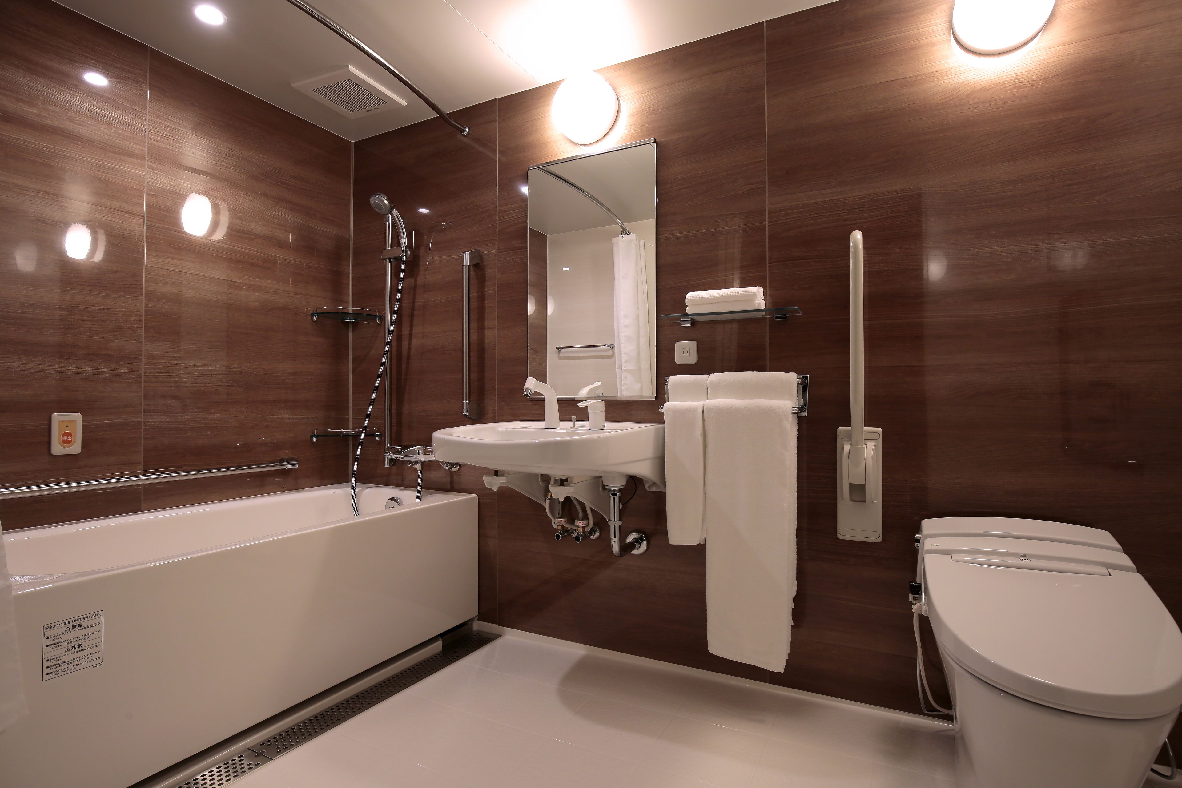 universal twin room, non smoking | bathroom | combined shower/bathtub, deep-soaking bathtub, rainfall showerhead