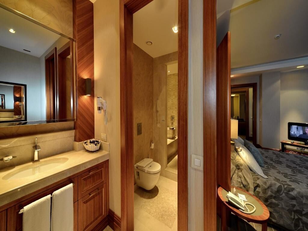 suite room | bathroom | shower, free toiletries, hair dryer, slippers