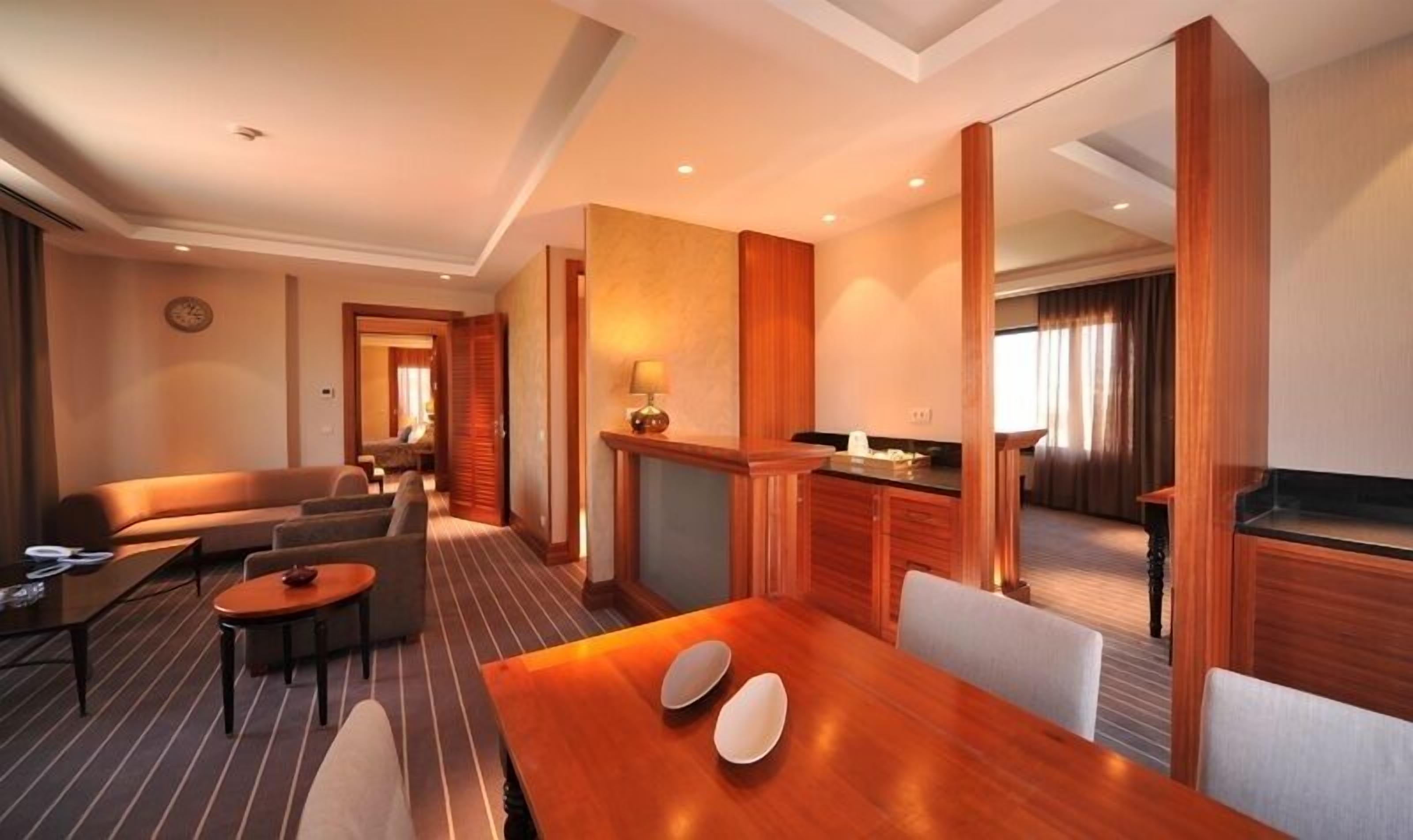 Presidentiële suite | Een minibar, een kluis op de kamer, een bureau