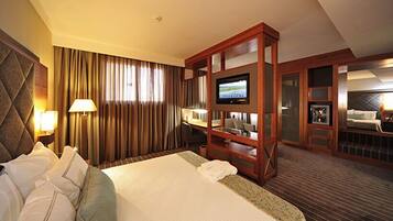 Minibar, in-room safe, desk, iron/ironing board