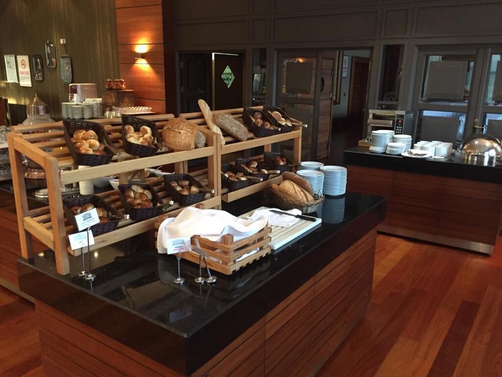 Café da manhã com buffet todos os dias (EUR 15 por pessoa) 