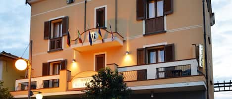 Depan hartanah - siang/malam