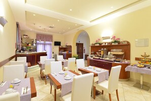 Free daily buffet breakfast