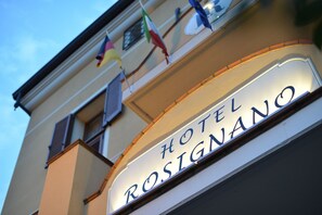 Señal de hotel con el nombre 'HOTEL ROSIGNANO'.