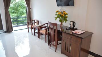 Frigobar, individualmente decorados, escrivaninha