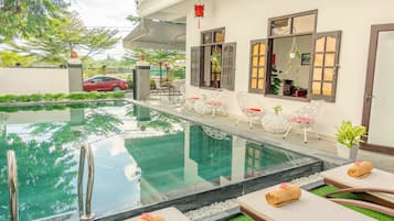 Piscina externa, espreguiçadeiras