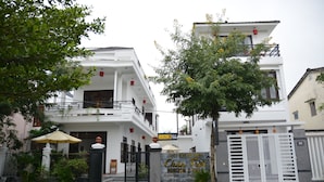 Edifici de dues plantes amb entrada tancada per reixa, plantes en testos i un rètol que indica que és un hotel anomenat "Horizon 2 Villas".