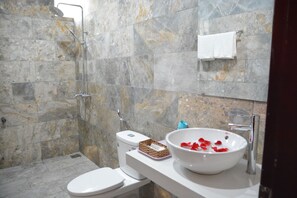 Triple Room, Balcony | Bathroom | Shower, free toiletries, hair dryer, slippers - Horizon 2 Villa Hoi An (Da Nang)
