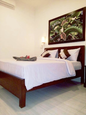 Deluxe Bungalow, 1 Queen Bed, Garden View | 4 bedrooms, in-room safe, desk, soundproofing - Padanta Homestay (Gili Trawangan)