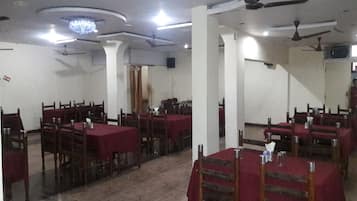 供應早餐、午餐、晚餐;多國菜
