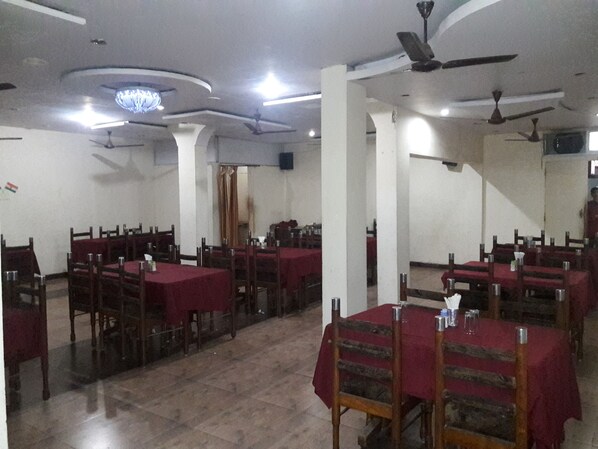 Breakfast, lunch, dinner served; international cuisine 