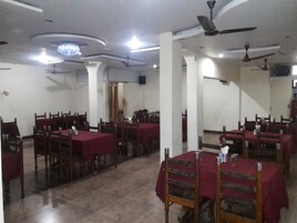 Se sirven desayunos, almuerzos y cenas; cocina internacional