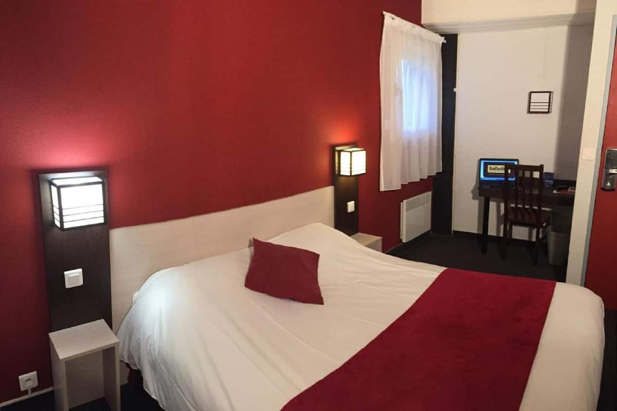 Escritorio, wifi gratis, ropa de cama