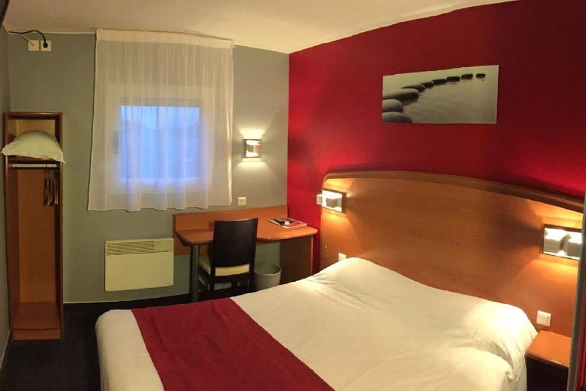 Escritorio, wifi gratis, ropa de cama