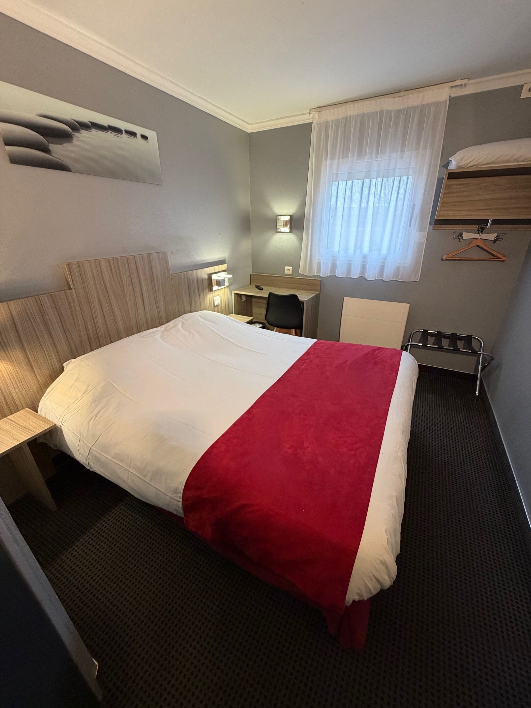 Escritorio, wifi gratis, ropa de cama