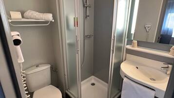 Een douche, gratis toiletartikelen, handdoeken
