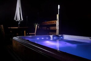Outdoor spa tub - Auberge De La Durdent (Hericourt-en-Caux)