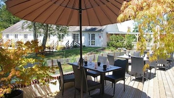 Serveert lunch en diner, regionale gerechten