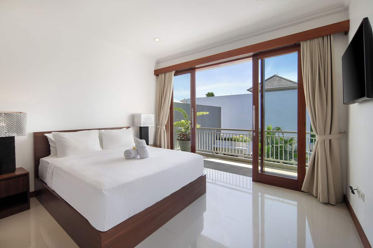 4 bedrooms, premium bedding, in-room safe, desk