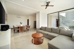 Vila, 4 quartos, piscina particular | Área de estar | TV de tela plana