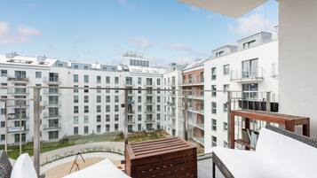 Superior-Apartment, 2 Schlafzimmer, Balkon (with parking - 32) | Bügeleisen/Bügelbrett, kostenloses WLAN