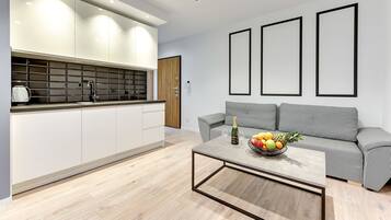 Deluxe-Apartment, 1 Schlafzimmer, Terrasse (with parking - 127) | Wohnbereich | Flachbildfernseher