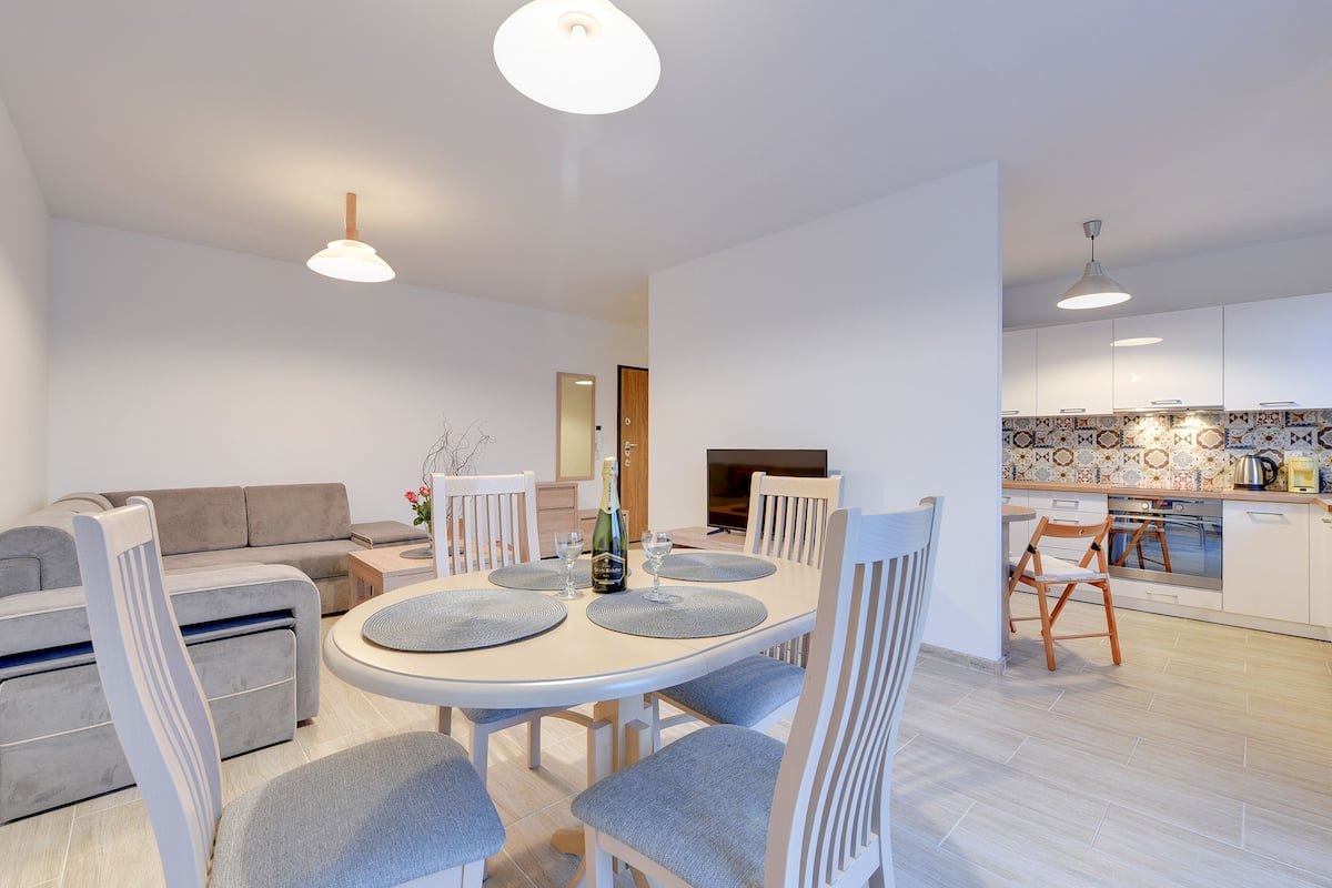 Comfort-huoneisto, 1 makuuhuone, parveke (with parking - 212) | Oleskelualue | Taulutelevisio