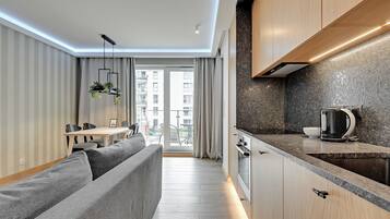 Superior-Apartment, 1 Schlafzimmer, Balkon (parking 136) | Wohnzimmer | Flachbildfernseher