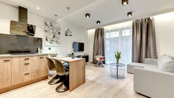 Comfort-Apartment, 1 Schlafzimmer, Terrasse (with parking - 119) | Wohnbereich | Flachbildfernseher