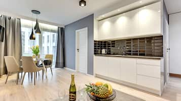 Deluxe-Apartment, 1 Schlafzimmer, Terrasse (with parking - 127) | Eigene Küche | Kühlschrank, Mikrowelle, Ofen, Herdplatte