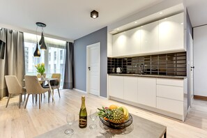 Deluxe Apartment, 1 Bedroom, Terrace (with parking - 127) | Private kitchen | Fridge, microwave, oven, stovetop - Apartinfo Angielska Grobla Apartments (Gdansk)