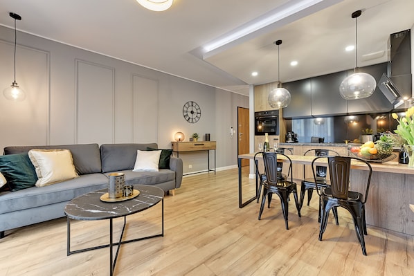 Deluxe-huoneisto, 1 makuuhuone, parveke (with parking - 128) | Oleskelualue | Taulutelevisio