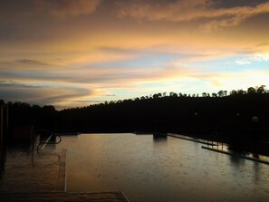 Een buitenzwembad, een infinity pool