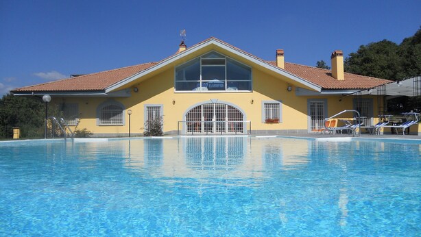 A yellow building with a swimming pool in front. - Agriturismo Il casale delle Ginestre (Fiumicino)