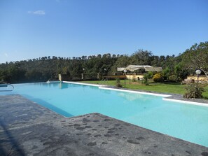 Een buitenzwembad, een infinity pool